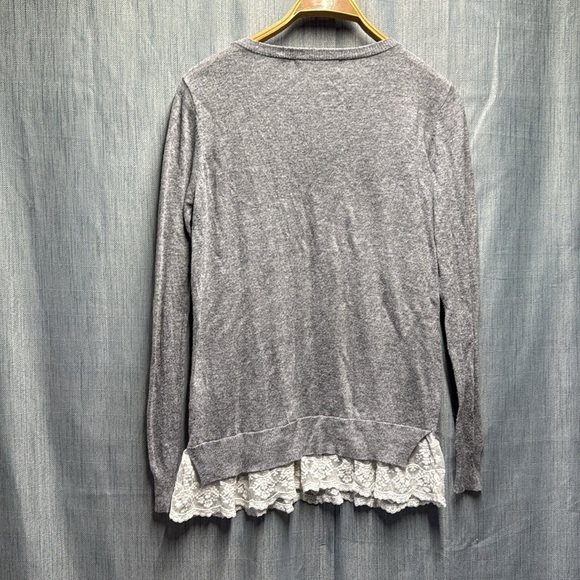 🚩 Jillian Harris Gray Lace Hem Women's Top size small - Picture 6 of 9